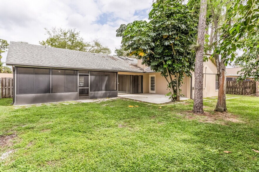 Building Photo - 14096 Greentree Dr