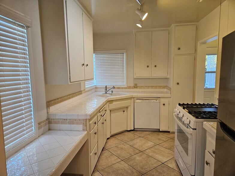 Building Photo - 9966 Glencrest Cir