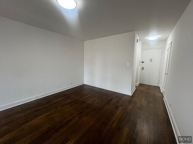 Building Photo - 165 E 35th St
