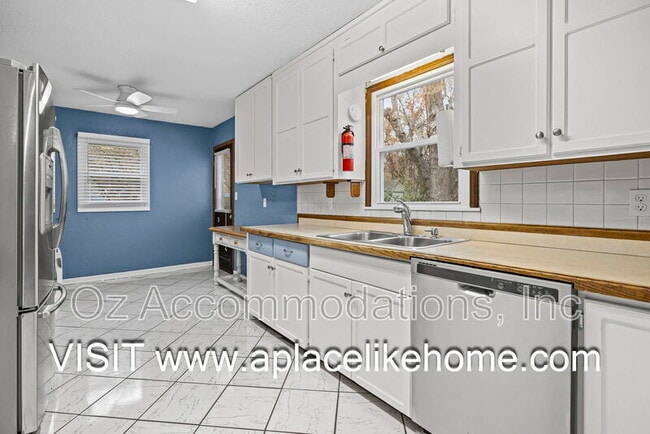 Building Photo - 6535 Melrose Ln