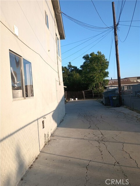 Building Photo - 964 E 7th St