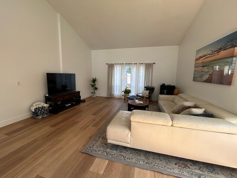 Front living room with high ceilings - 10377 W Alliance St