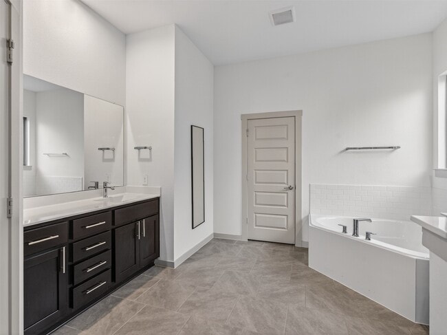 Building Photo - 818 Kingwood Dr