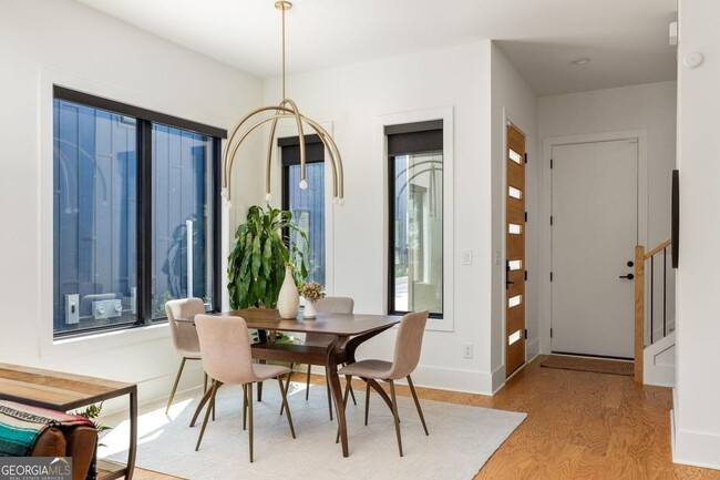 Building Photo - 239 Lowry St NE