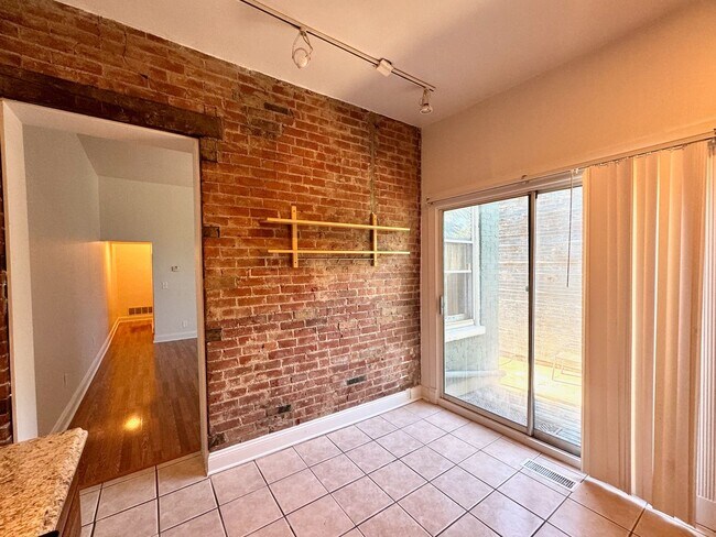 Building Photo - 2233 Victor St