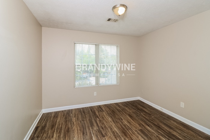 Building Photo - 631 Waynes Ct SE