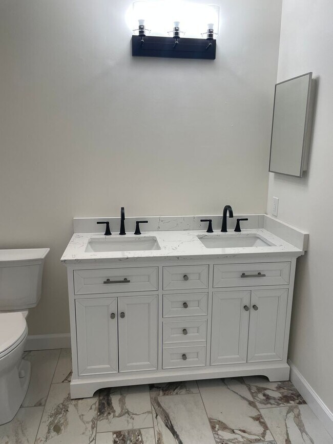 Building Photo - Beautiful 2 Bed, 1.5 Bath Townhome on the Edge of the Desirable Hill Neighborhood Available for Rent