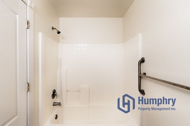 Building Photo - Nampa Fourplex, 2Bd/2Bth/CP, 930Sqft, near Karcher mall off Caldwell Blvd in Nampa