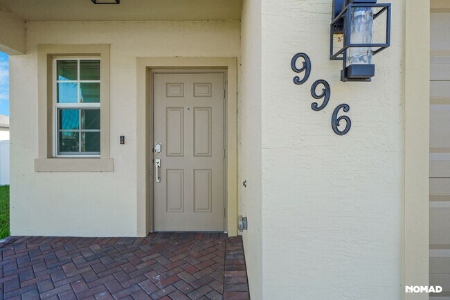 Building Photo - Spacious 5BR House in Fort Pierce, minutes...