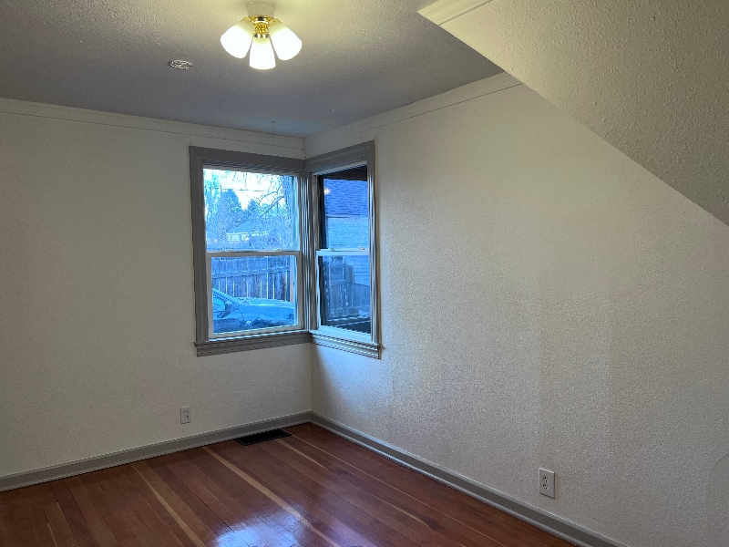 Building Photo - 105 E 12th St