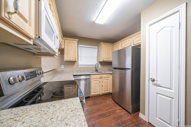 Building Photo - 821 Meadow Stone