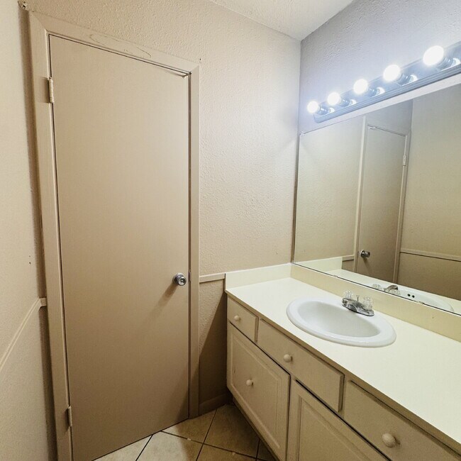 Building Photo - Welcome to your new 2 Bedroom Townhome located at Maison Helena Townhomes.