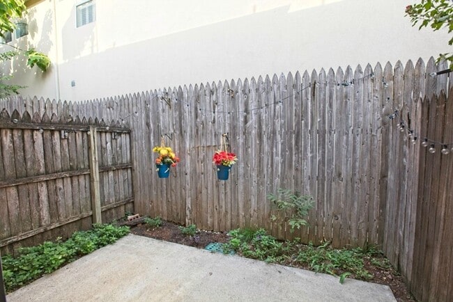Building Photo - Dallas Townhome with Reserved Parking