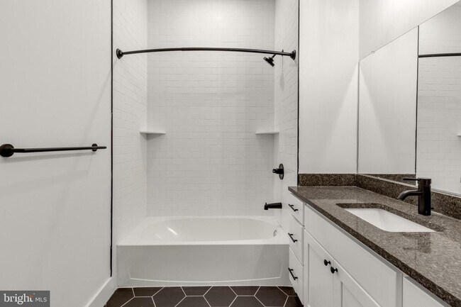 Building Photo - 2214 N Front St