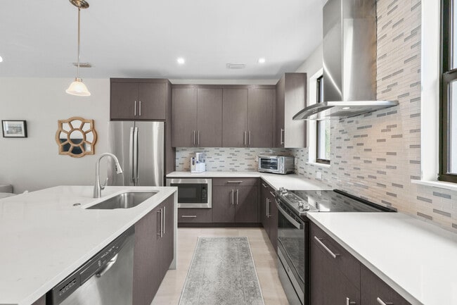 Building Photo - 625 NE 22nd Dr