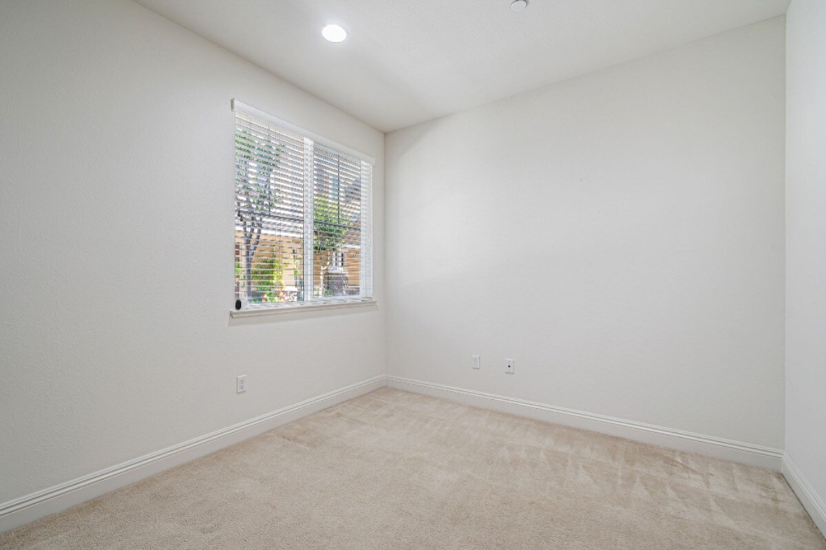 Building Photo - 6704 S Mariposa Ln