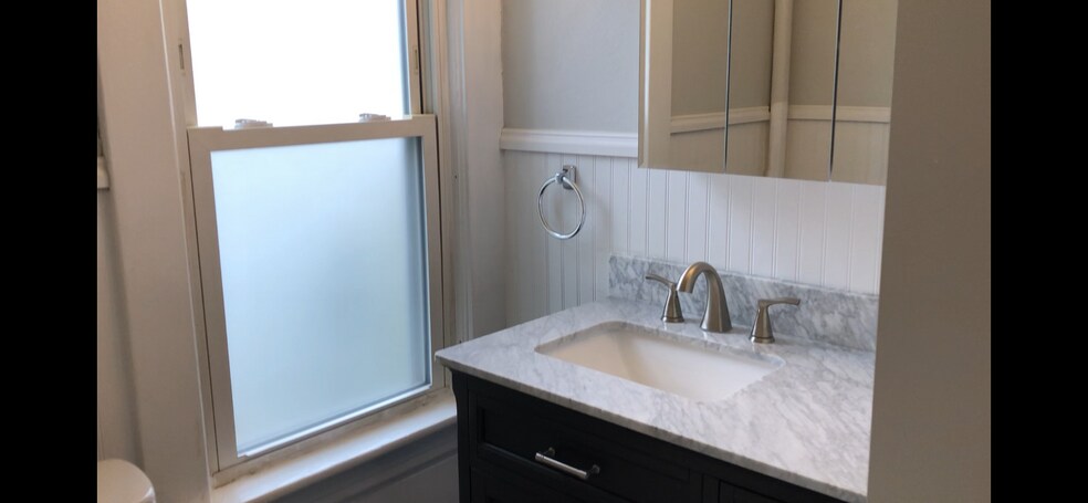 Building Photo - 210 Dixon Ave