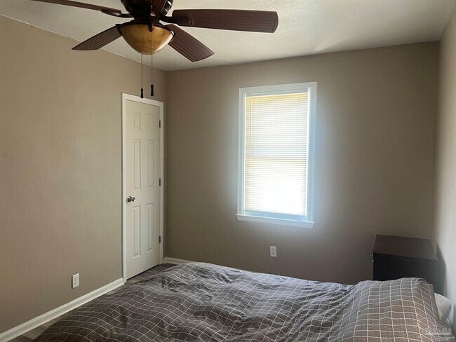 Building Photo - 103 NW Kalash Rd