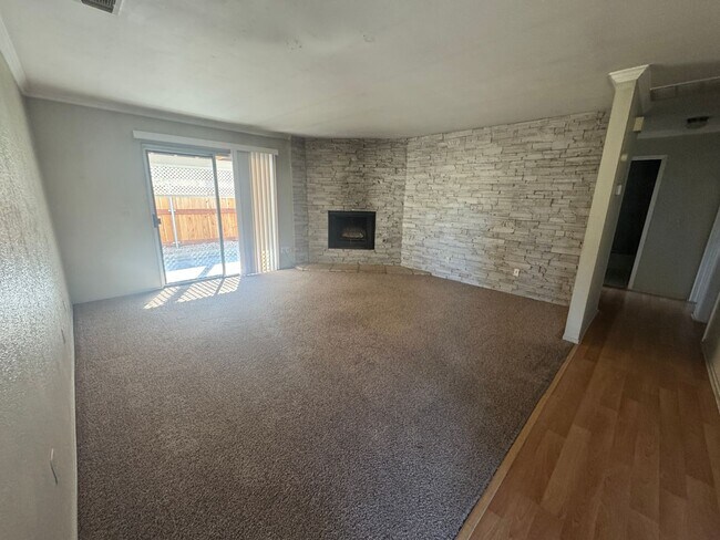 Building Photo - 3 Bedroom, 2 Bath, 2 car garage