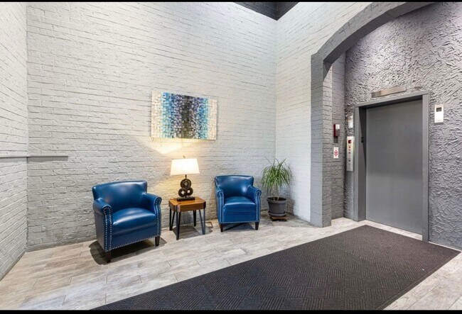 Building Photo - 450 Plum Creek Dr