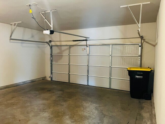 Building Photo - Wow! Check out this charming 3 bedroom 2.5 bathroom home in Newnan!