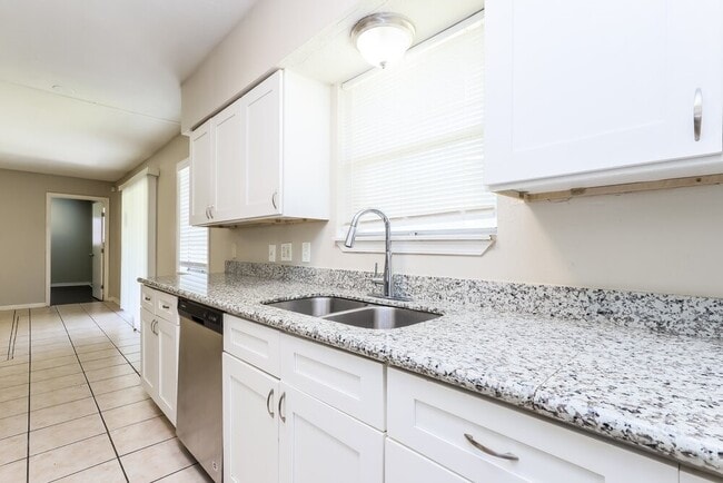 Building Photo - 807 Sulphur St