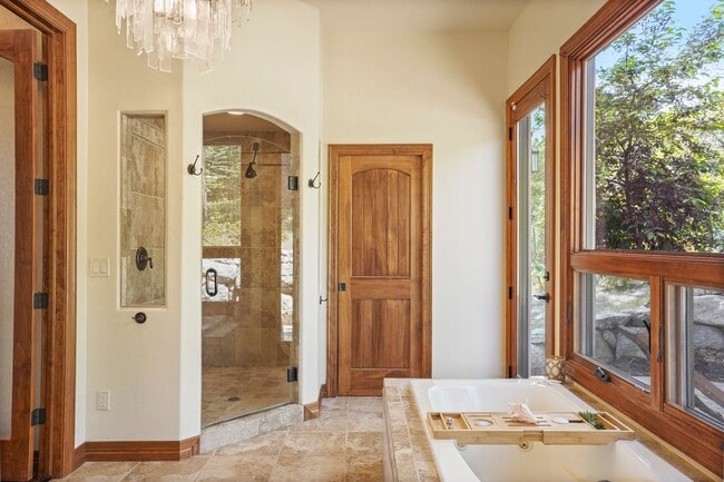 Building Photo - Stunning Broadmoor Estate with Mountain & City Views