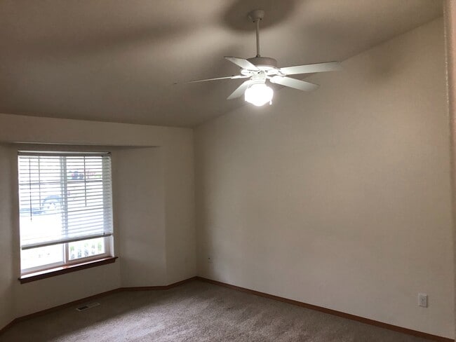 Building Photo - Singular room for rent with shared living space.