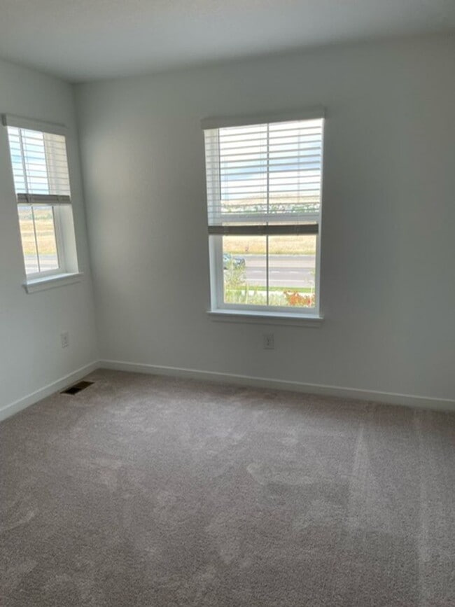 Building Photo - Spacious 4 Bed Townhome w/ 2-Car Garage in Erie – $1,000 Off 1st Month!