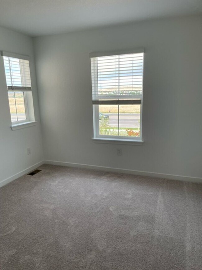 Building Photo - Spacious 4 Bed Townhome with 2-Car Garage in Erie-Available June 1!