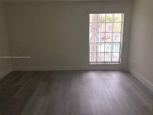 Building Photo - 10748 N Kendall Dr