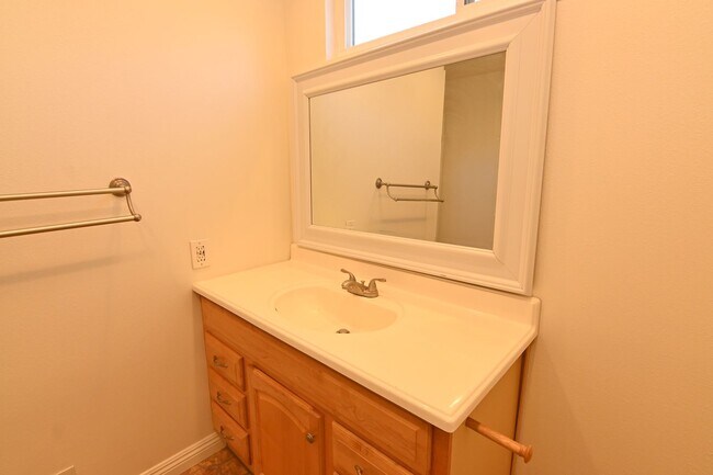 Building Photo - 5659 Lathrop Dr