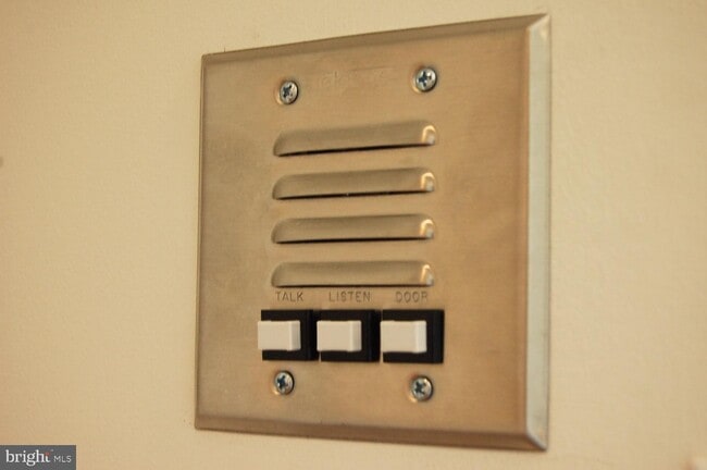 Building Photo - 919 Sheridan St NW