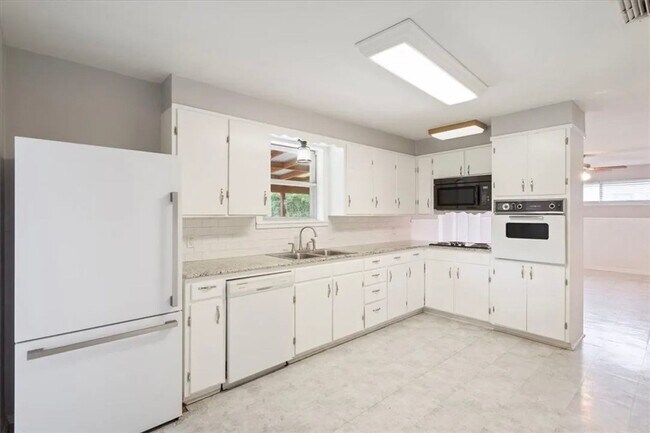 Building Photo - 316 Cranbrook Dr