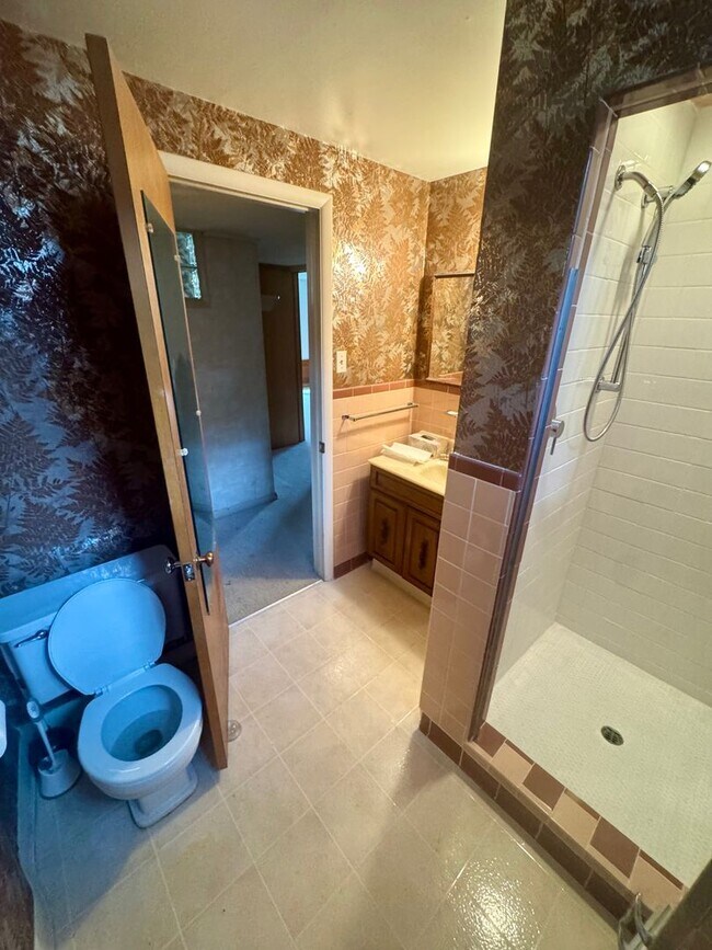 Building Photo - Mid-Mod Wheat Ridge Gem!