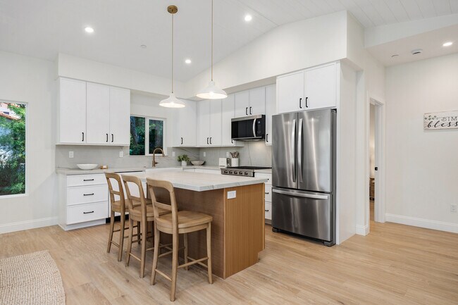 Building Photo - 1559 Rancho Serena