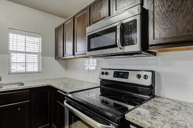 Building Photo - Two Story, 2 Bed / 1.5 Bath Duplex with Mo...