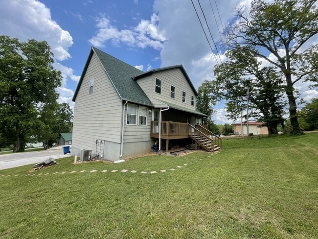Building Photo - This 3 Bedroom Basement Duplex in Ozark is...