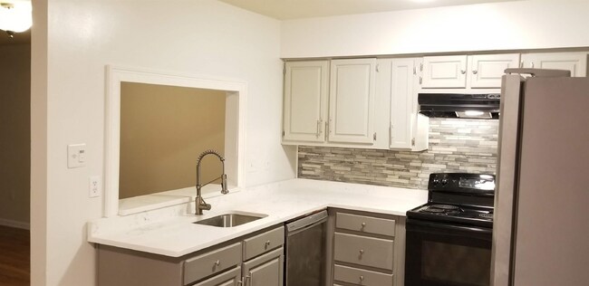 Building Photo - Convenient and Affordable N.Bethesda Condo