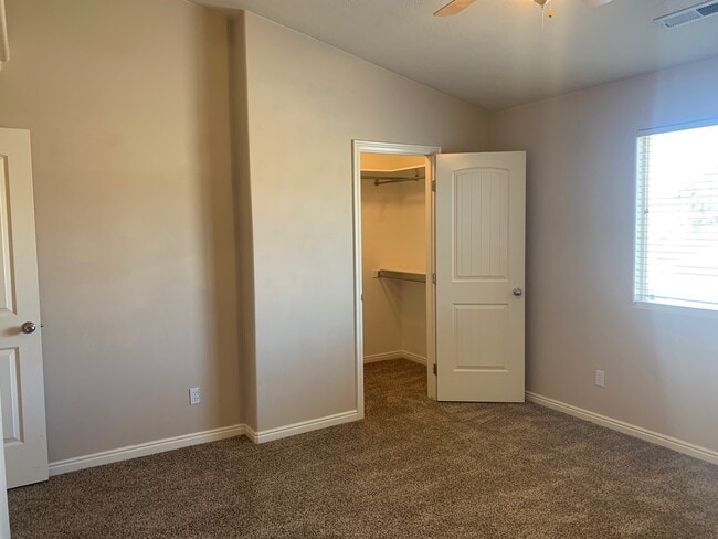 Building Photo - Beautiful Skyhawk Town Home, 1 car garage.