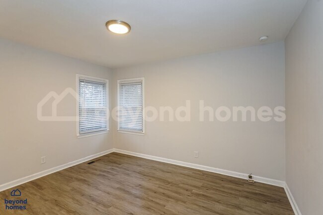 Building Photo - Recently Updated Home with Fenced Yard + Bonus Room!