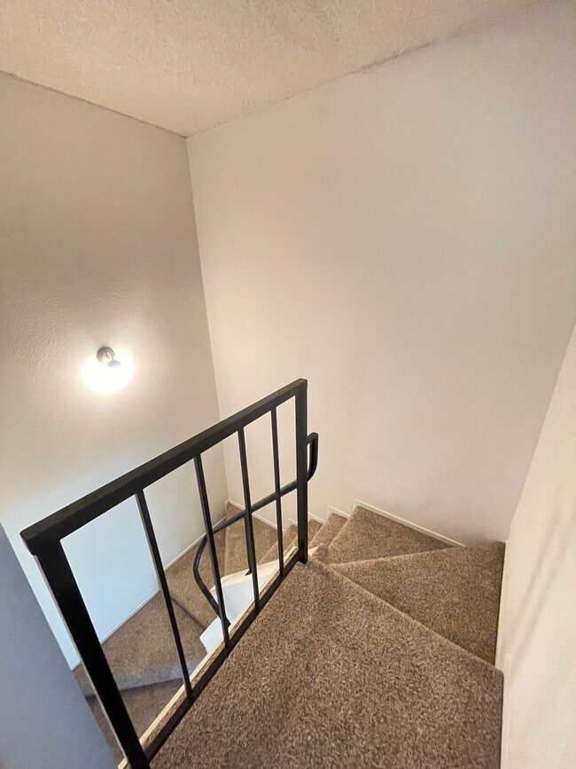Building Photo - Beautiful Capitola Condo minutes from Capitola Village!