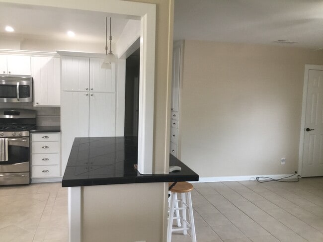 Building Photo - 709 Palomas Dr NE