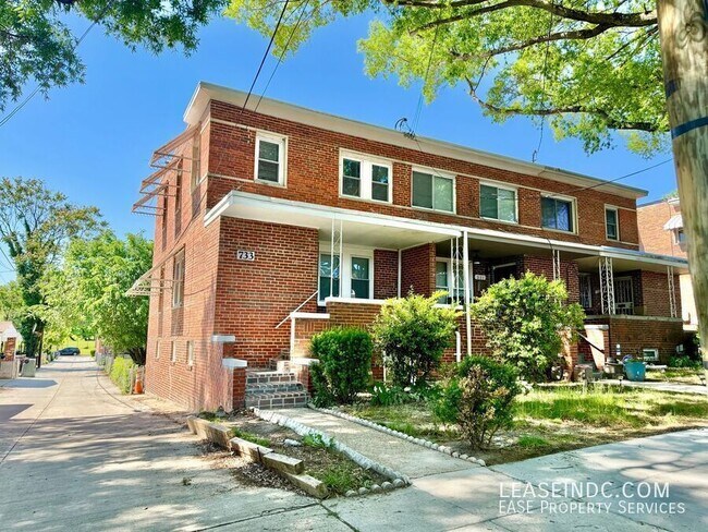Building Photo - 733 Crittenden St NE