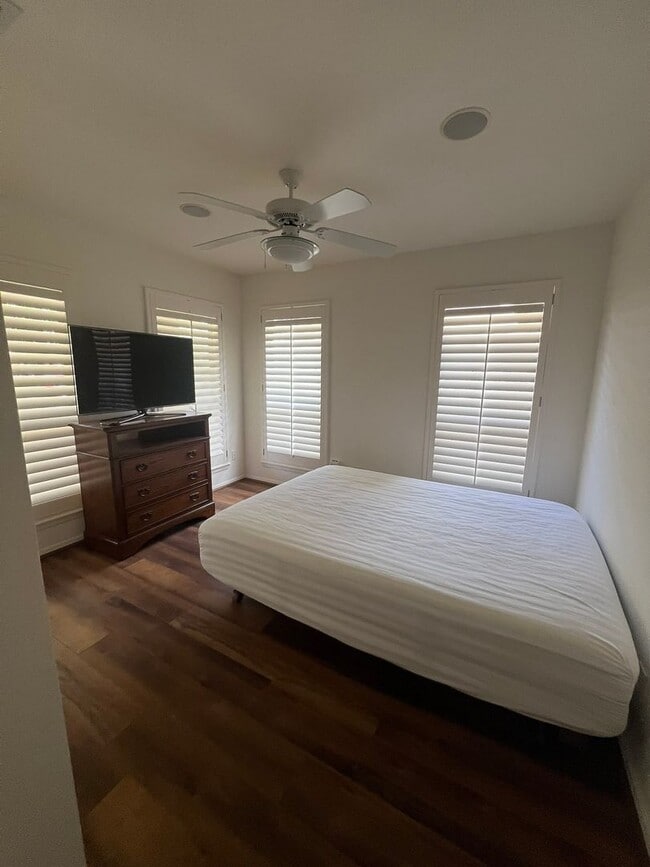 Building Photo - FULLY FURNISHED MID TERM LEASE