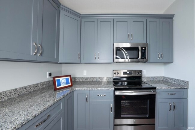 Building Photo - 823 Hart St