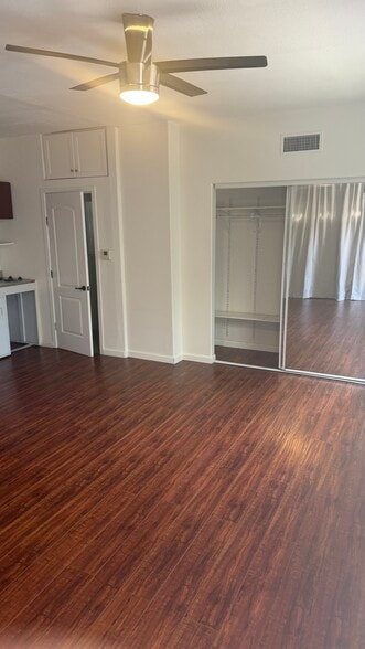 Building Photo - 6661 Lindenhurst Ave