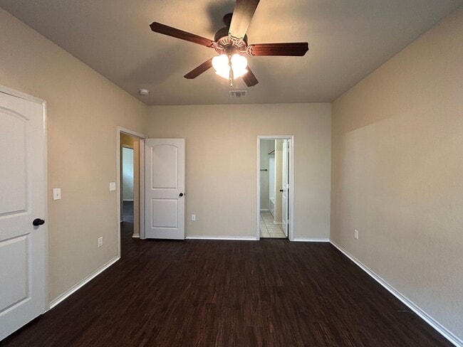 Building Photo - 3/2/2  in Creekside Crossing / Fenced in Yard / Wings to Hide Trash Cans / Interior Washer & Drye...