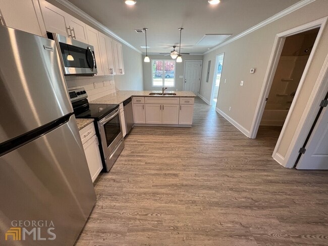 Building Photo - 250 Holly St