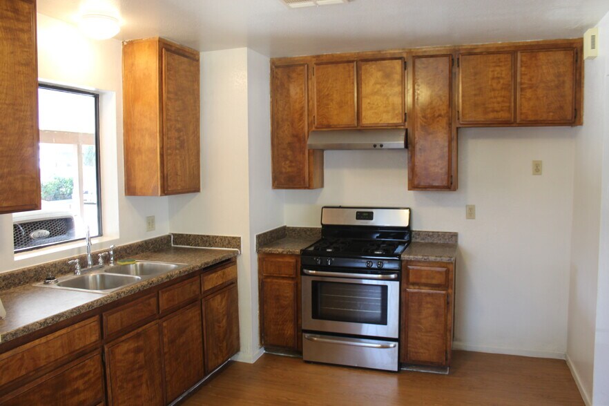 Building Photo - 1960 W Linden St